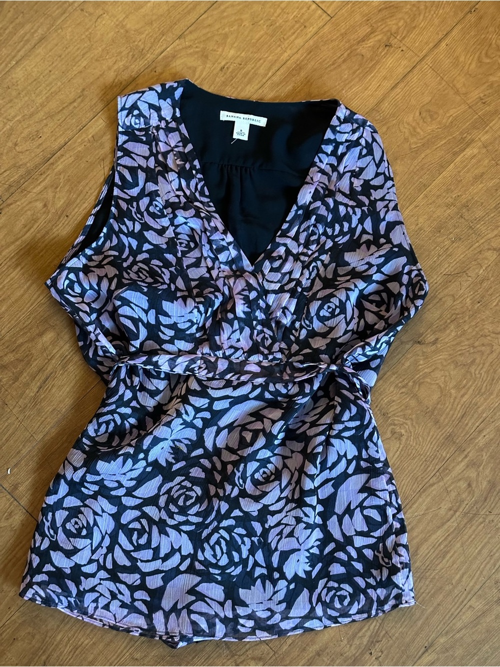 Feminine Lavender/Navy Sleeveless Blouse